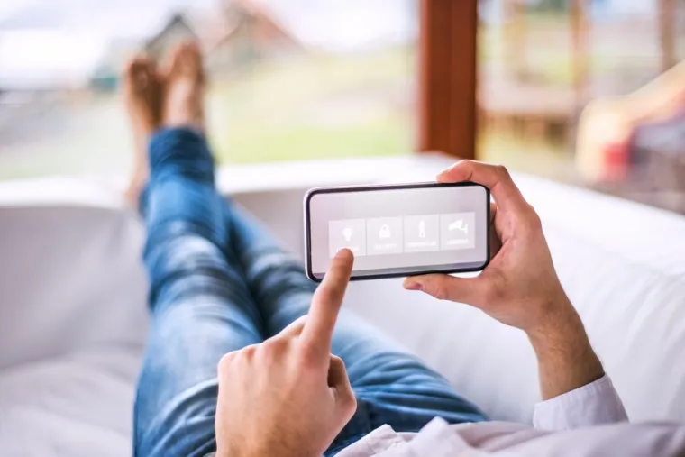 Gérer l'éclairage du garage en étant en vacances via un ordinateur portable, Doullens, SMSD Électricité